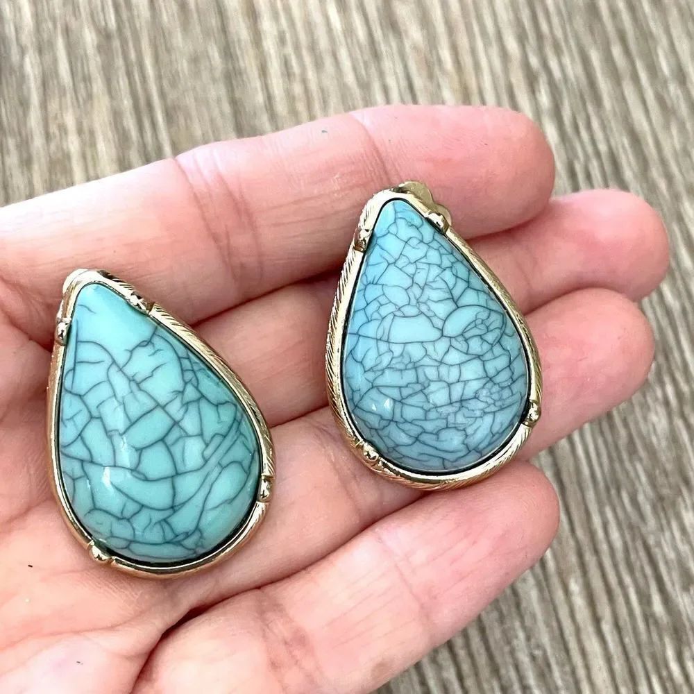 Jaclyn Smith gold and turquoise tone clip on earrings